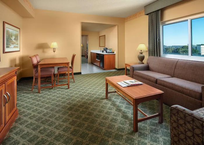 Hotel Embassy Airport Convention 3*